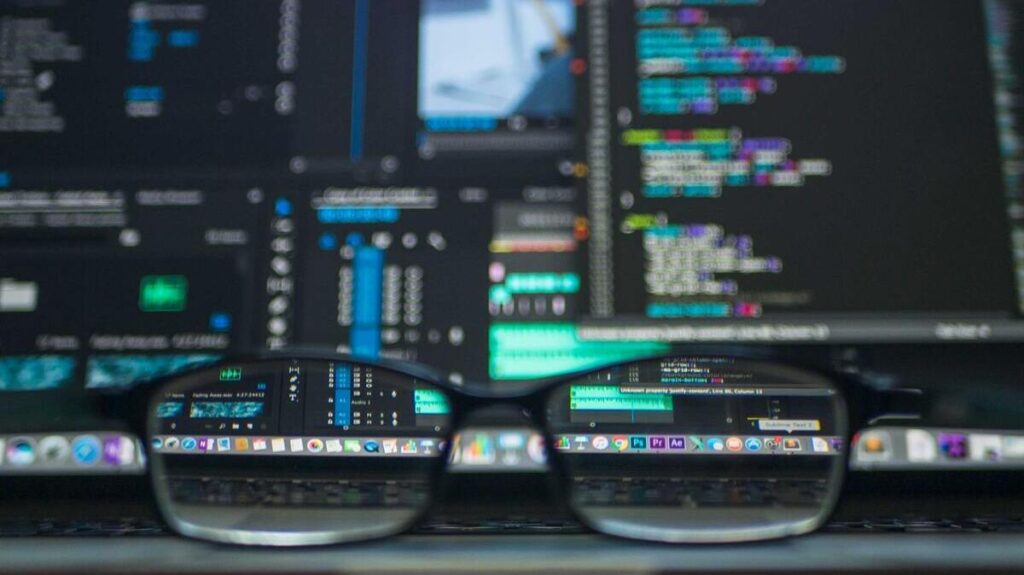 Monitor con elementos de lenguajes de programación