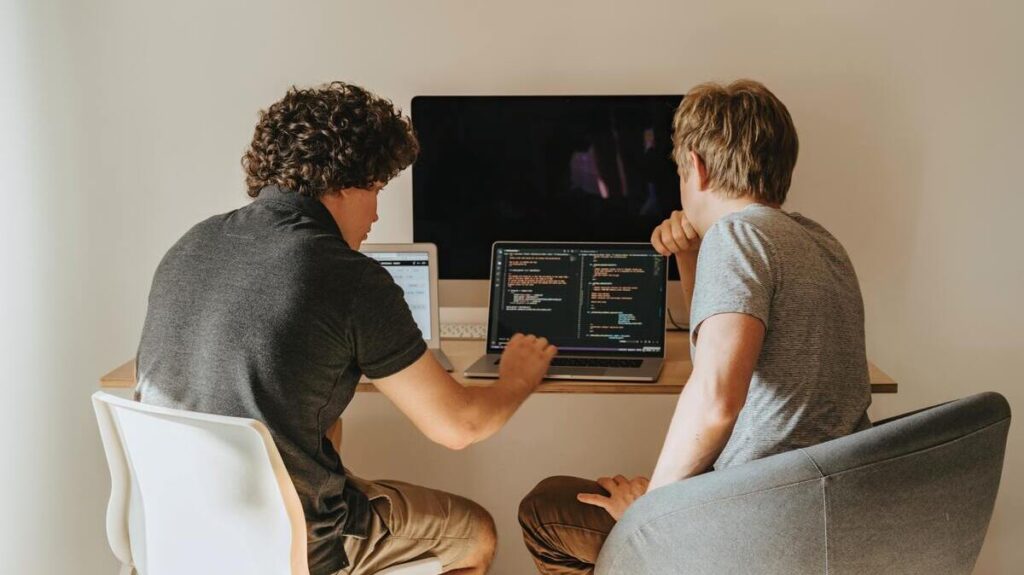 Dos personas preguntándose cuántos lenguajes de programación existen