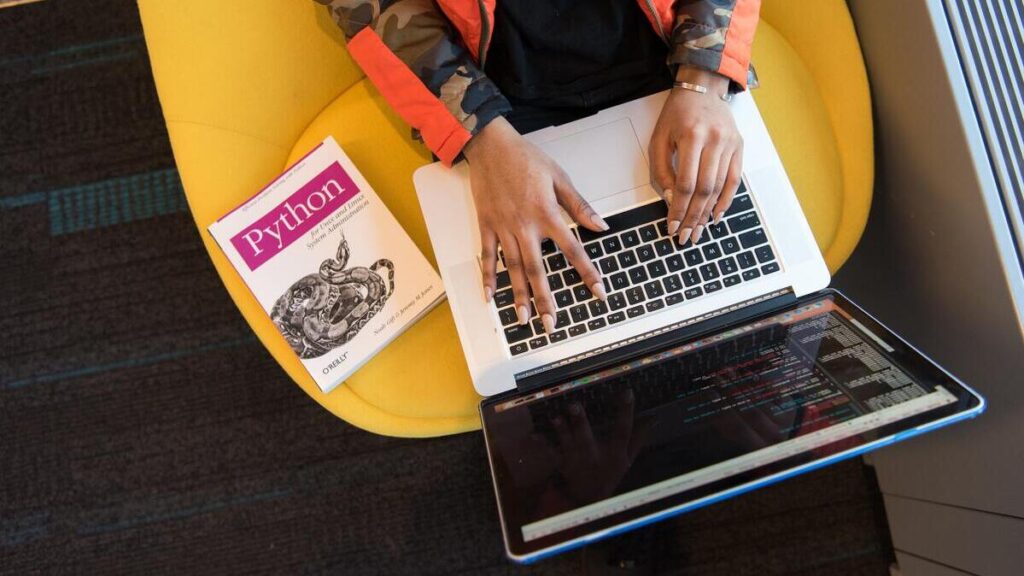 Persona frente al portátil aprendiendo qué es Python y para qué sirve