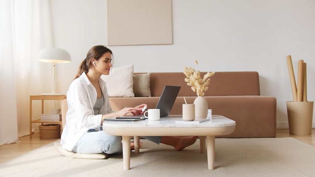 Chica buscando en internet 5 razones para aprender a programar