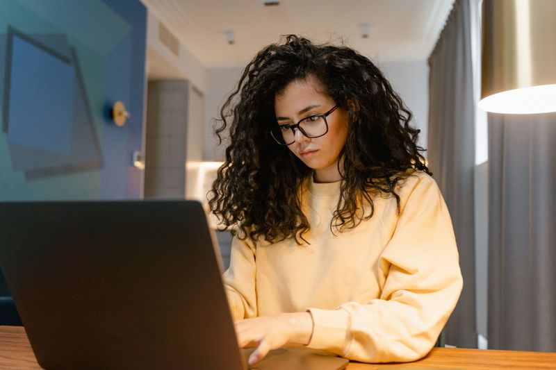 Mujer programando en el mundo del desarrollo tecnológico