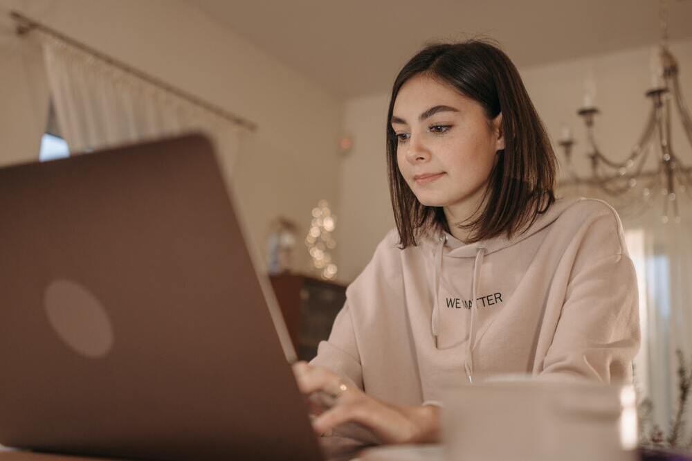 Mujer siguiendo los pasos para convertirse en un perfil tecnológico