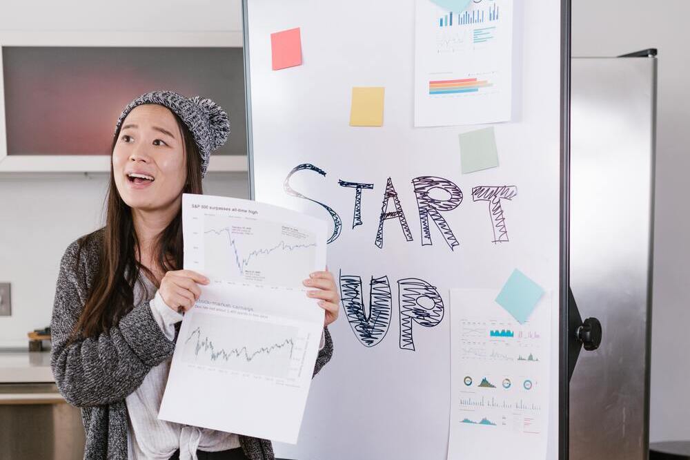 Equipo debatiendo las ventajas y desventajas de trabajar en una startup