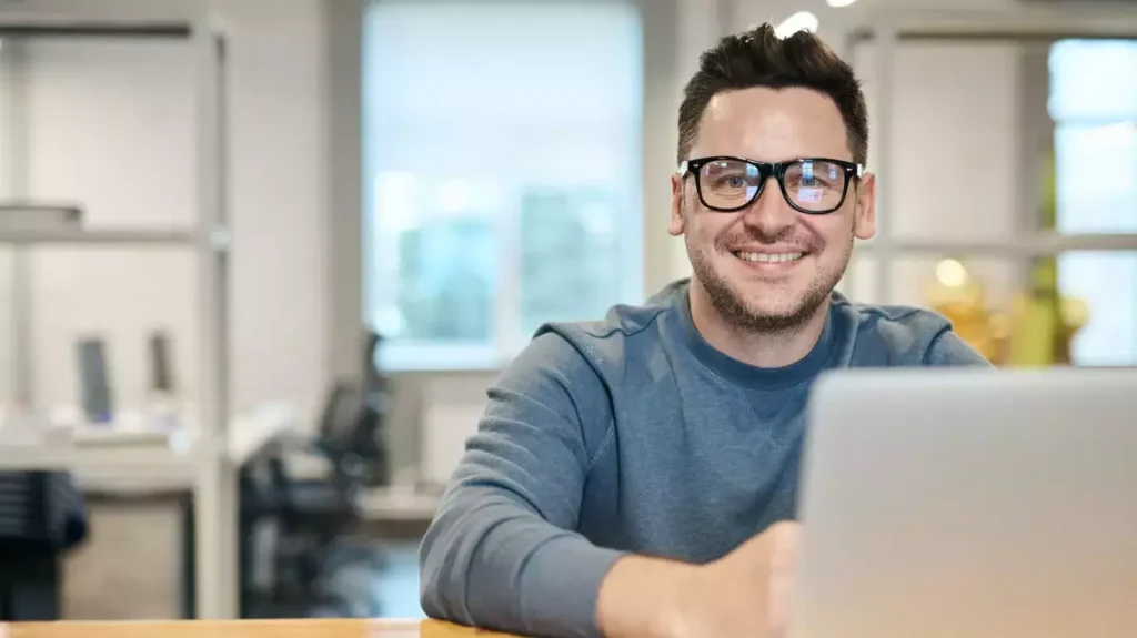 Una persona busca tips para potenciar su empleabilidad