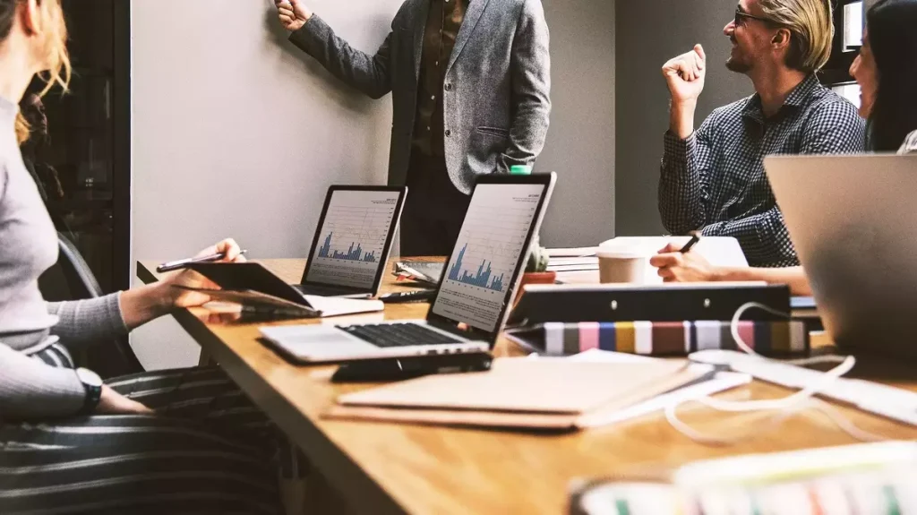 Grupo de personas buscan vacantes en programación