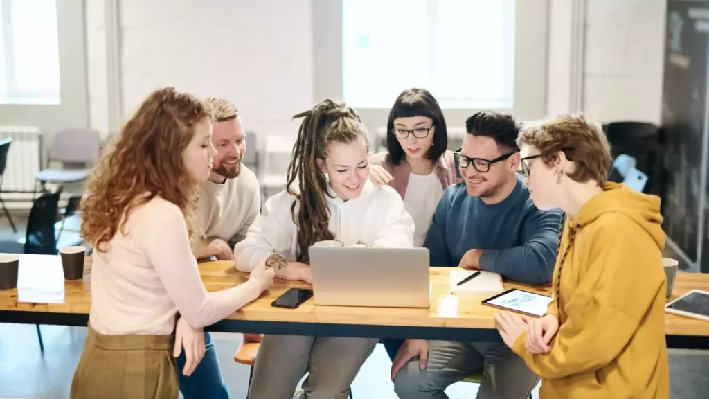 Personas aprendiendo a programar en 16 semanas