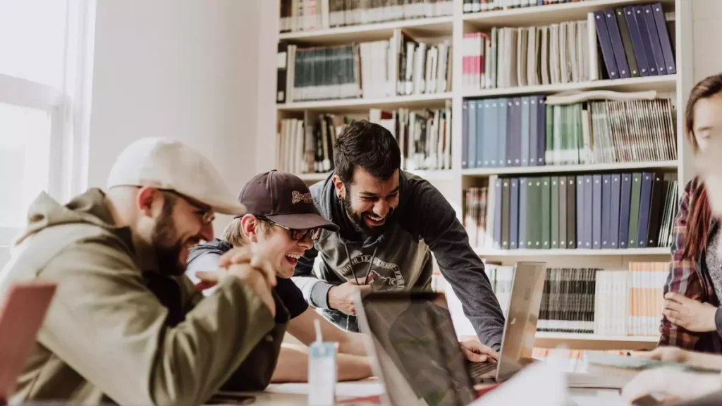 Grupo de personas estudiando desarrollo Full Stack