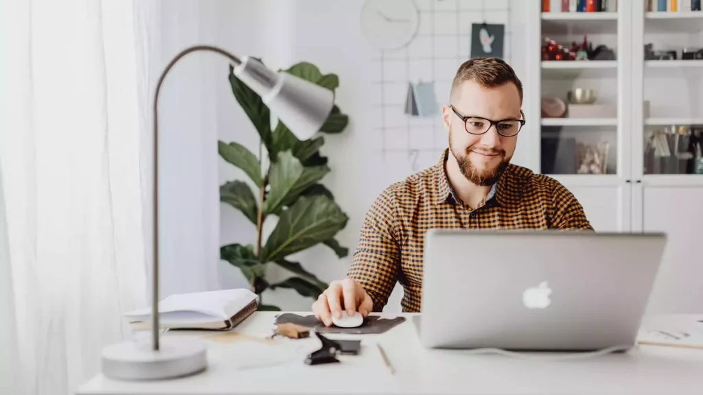 Hombre buscando cuánto gana un Data Scientist en España
