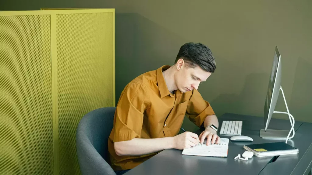 Hombre estudiando ciencia de datos