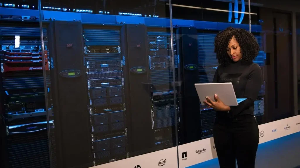 Una mujer usa su ordenador para trabajar en ciencia de datos