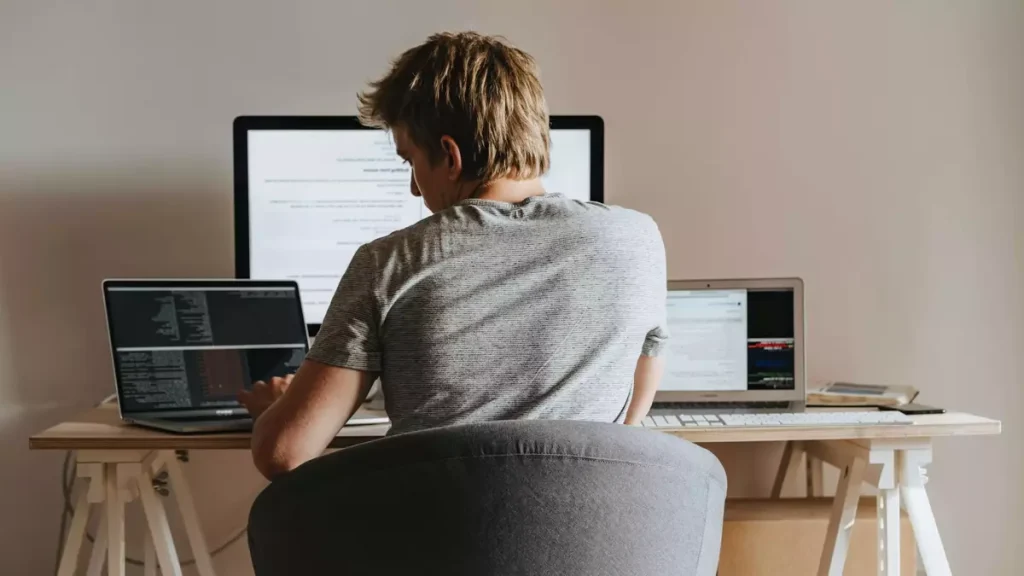 Una persona aprende los beneficios de estudiar programación para su futuro profesional
