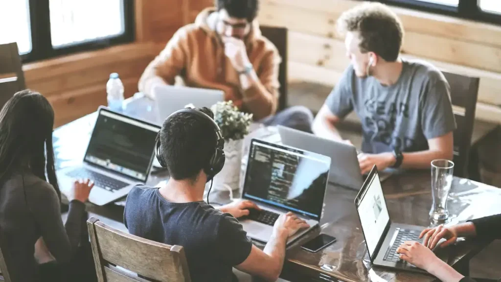 Equipo de diseño aprende desarrollo web