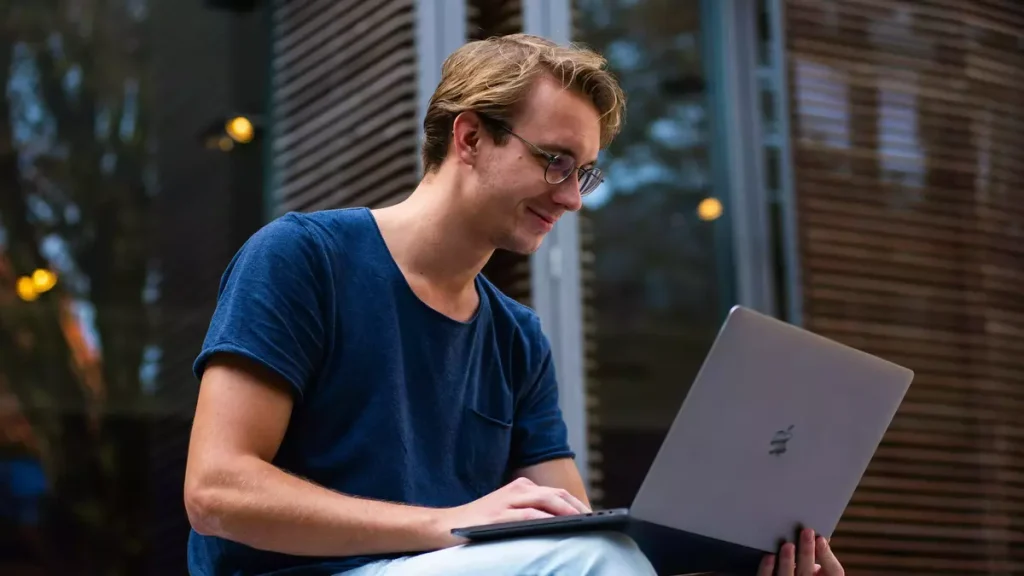 Un chico en el primer día de un bootcamp tech