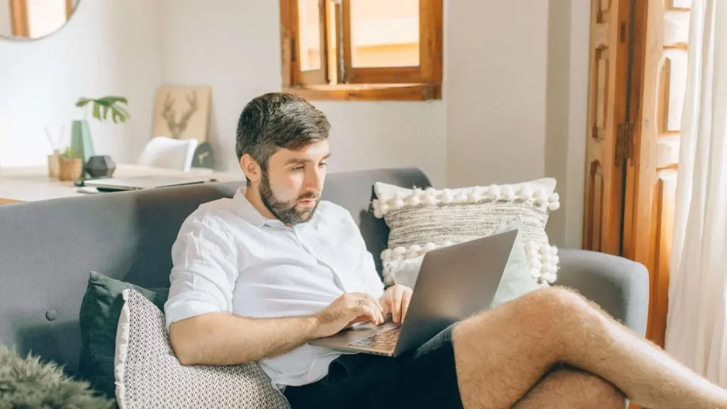 Persona buscando online 10 razones para aprender JavaScript