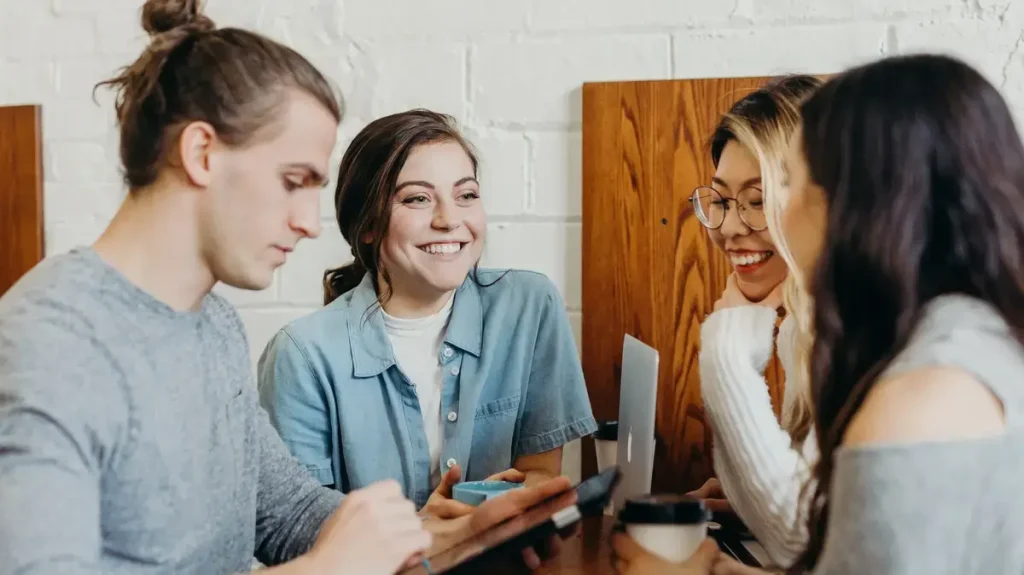 Personas debatiendo el futuro de los programadores en España