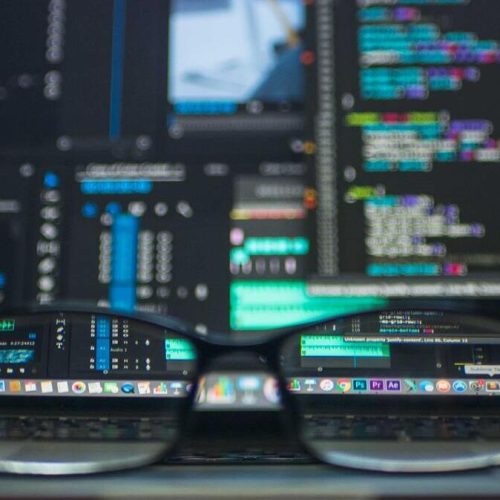 Monitor con elementos de lenguajes de programación