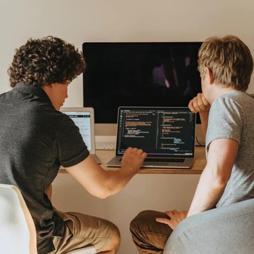 Dos personas preguntándose cuántos lenguajes de programación existen