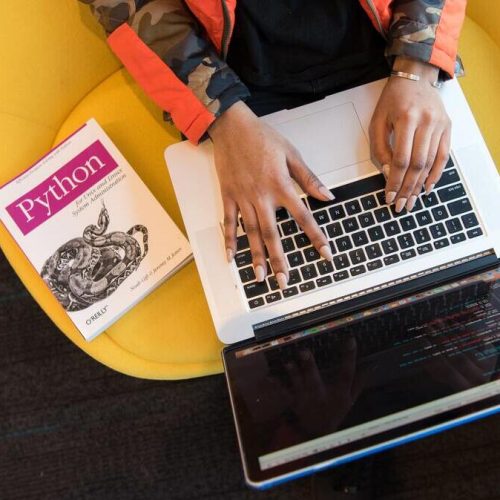 Persona frente al portátil aprendiendo qué es Python y para qué sirve