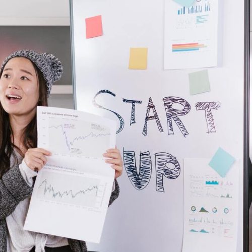 Equipo debatiendo las ventajas y desventajas de trabajar en una startup