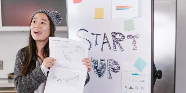 Equipo debatiendo las ventajas y desventajas de trabajar en una startup