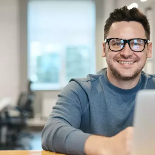 Una persona busca tips para potenciar su empleabilidad