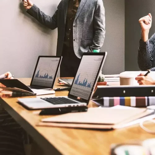 Grupo de personas buscan vacantes en programación