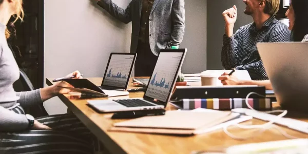 Grupo de personas buscan vacantes en programación