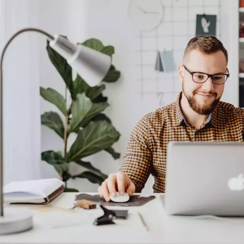 Hombre buscando cuánto gana un Data Scientist en España