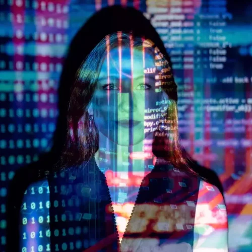 Mujer aprendiendo en un curso sobre inteligencia artificial