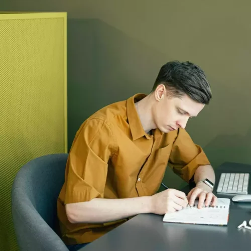 Hombre estudiando ciencia de datos