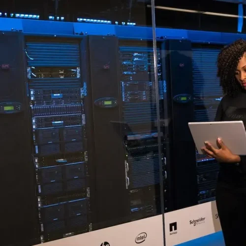 Una mujer usa su ordenador para trabajar en ciencia de datos