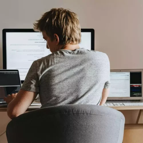 Una persona aprende los beneficios de estudiar programación para su futuro profesional