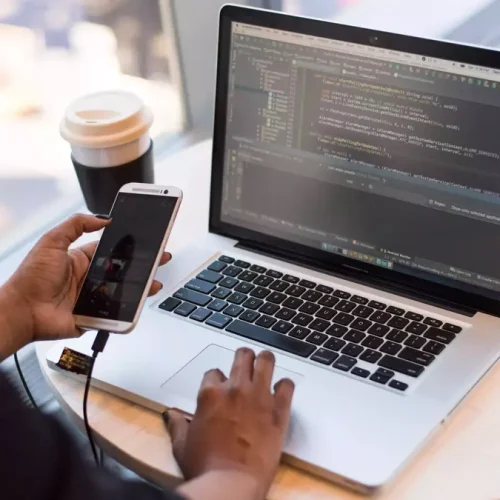 Persona estudiando frente a un ordenador