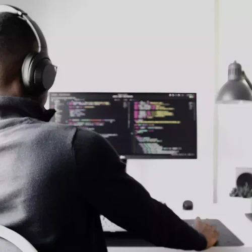 Un desarrollador busca las mejores características en su profesión