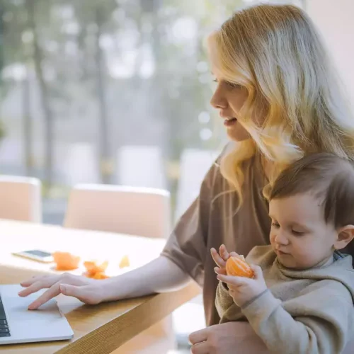 Una mujer concilia la vida personal y laboral gracias a la educación remota