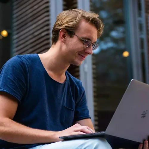 Un chico en el primer día de un bootcamp tech