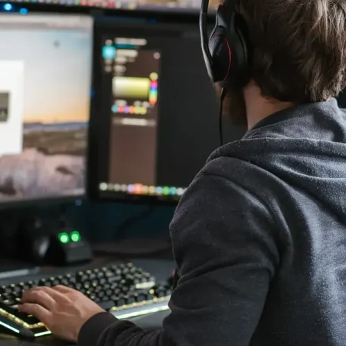 Chico practica programación en casa