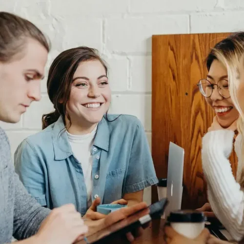 Personas debatiendo el futuro de los programadores en España