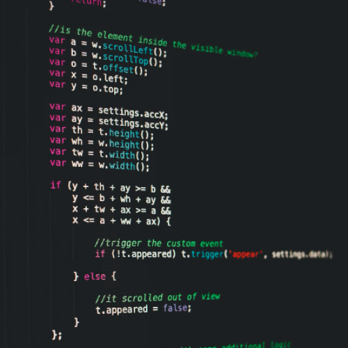 Una persona señala que es un código de programación en Java