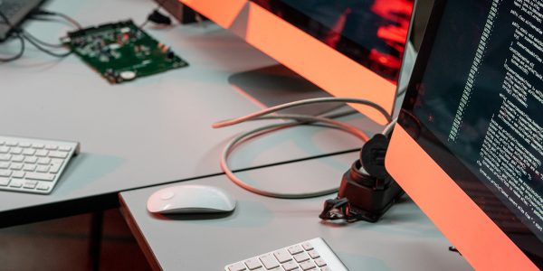 two-computer-monitors-30-años